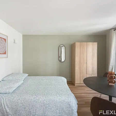 Apartment Charming 20m In 20 With Shared Terrace Paris